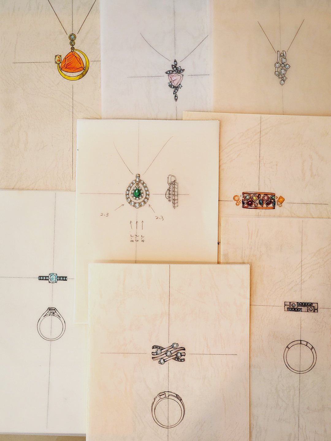 色鉛筆で描かれた、ペンダントと指輪のデザイン画