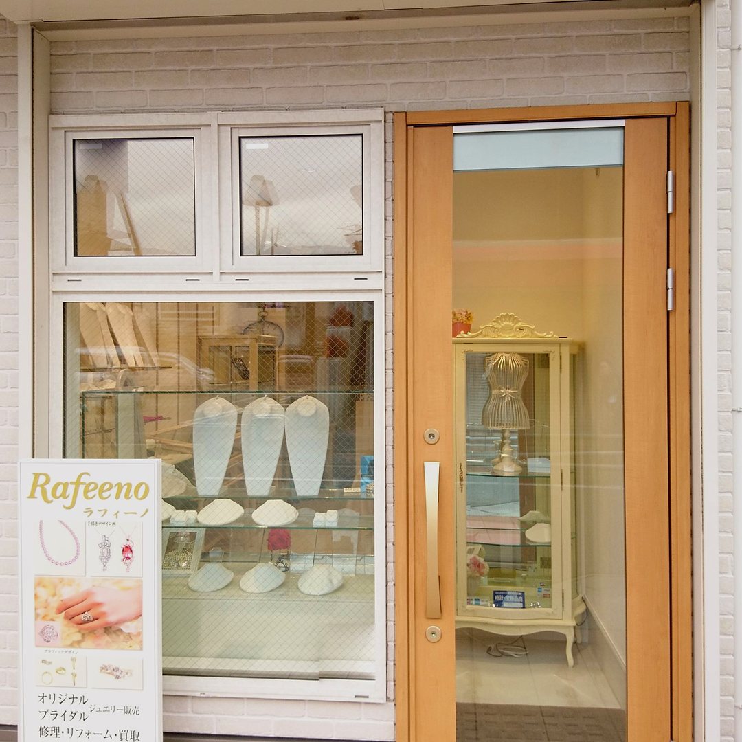 お店の入口。木の扉とショーウィンドウ